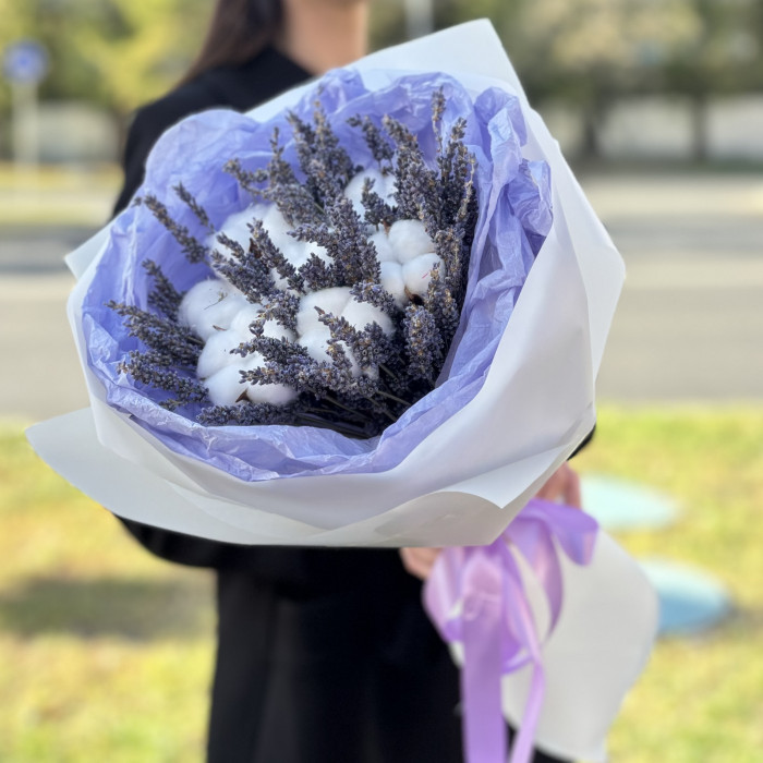 Букет ароматной лаванды и хлопка