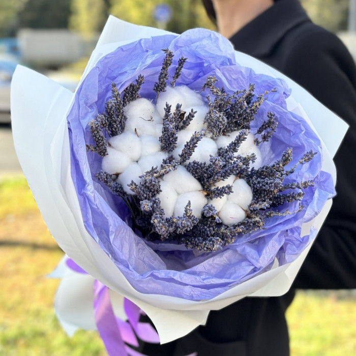 Букет ароматной лаванды и хлопка