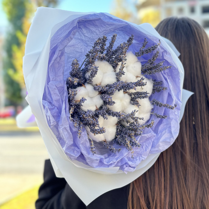 Букет ароматной лаванды и хлопка