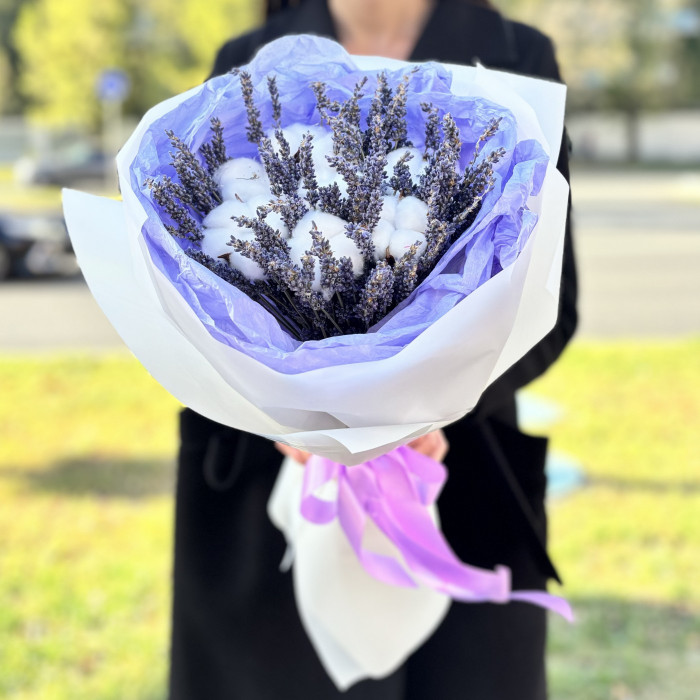 Букет ароматной лаванды и хлопка