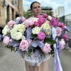 Ароматный микс пионов с гортензией в корзине