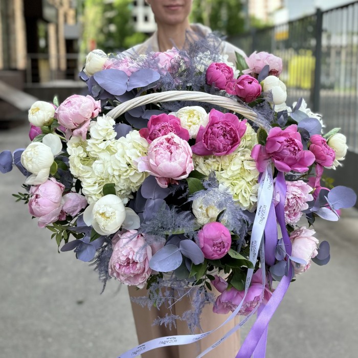 Ароматный микс пионов с гортензией в корзине