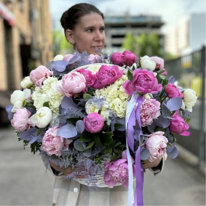Ароматный микс пионов с гортензией в корзине