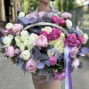 Ароматный микс пионов с гортензией в корзине