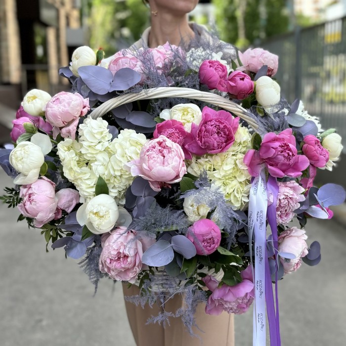 Ароматный микс пионов с гортензией в корзине