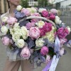 Ароматный микс пионов с гортензией в корзине
