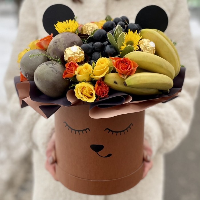Авторская композиция Медведь с фруктами и розами