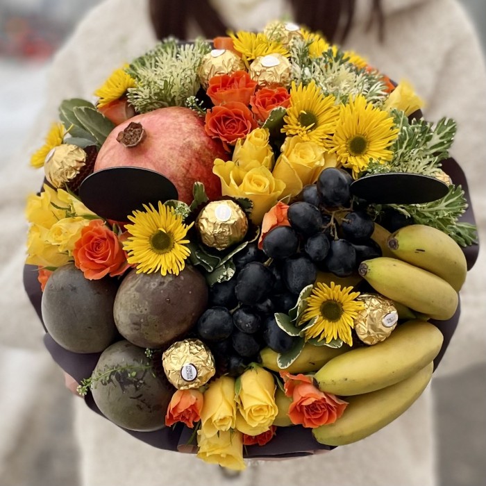 Авторская композиция Медведь с фруктами и розами