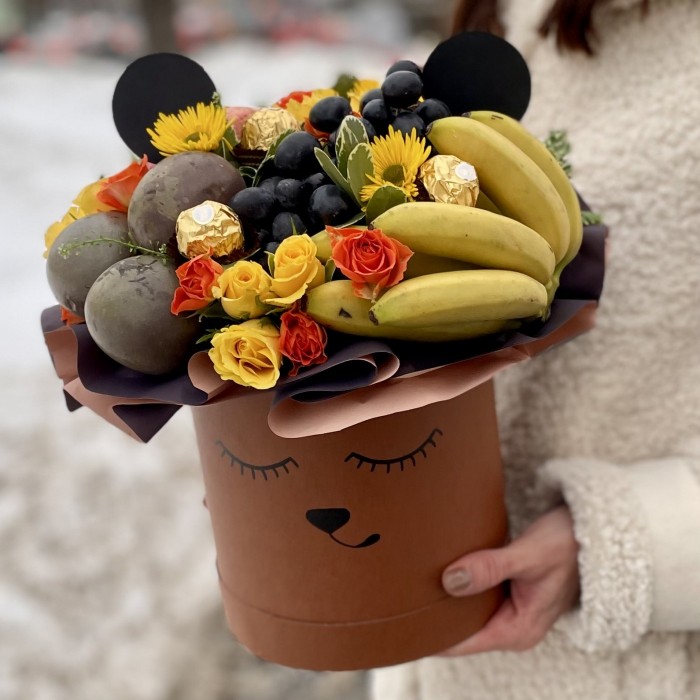 Авторская композиция Медведь с фруктами и розами