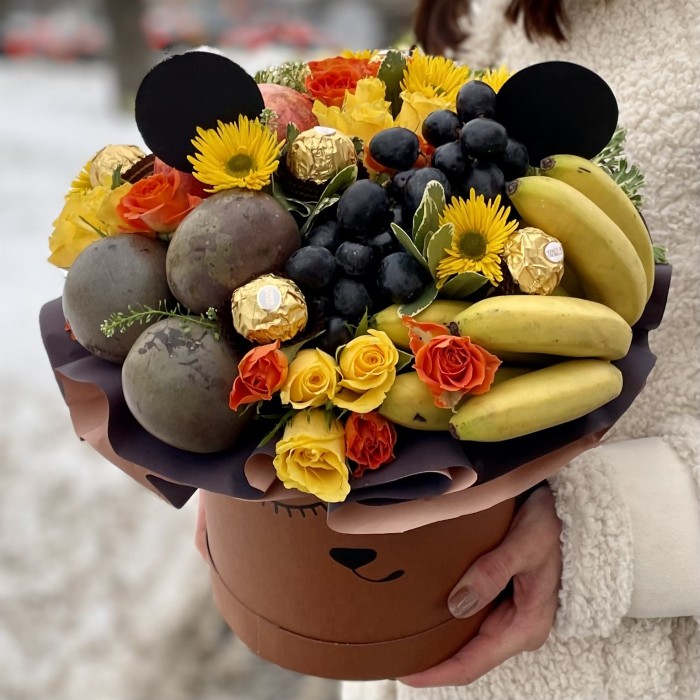 Авторская композиция Медведь с фруктами и розами