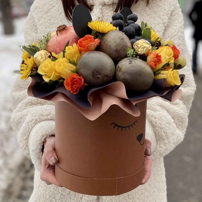 Авторская композиция Медведь с фруктами и розами