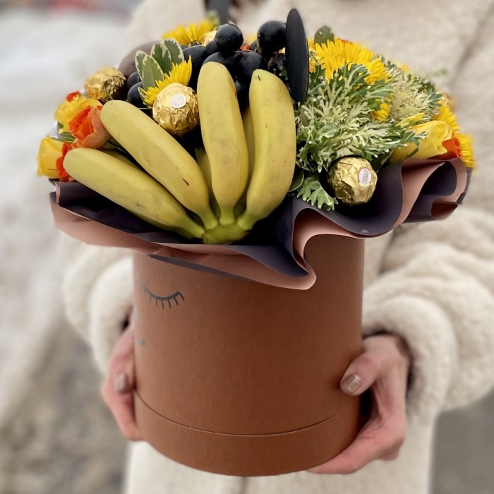 Авторская композиция Медведь с фруктами и розами