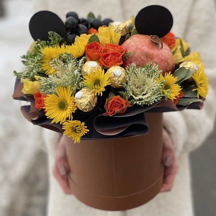 Авторская композиция Медведь с фруктами и розами