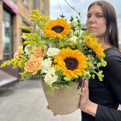 Авторская композиция Желтые брызги с подсолнухами в кашпо