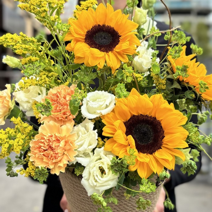 Авторская композиция Желтые брызги с подсолнухами в кашпо