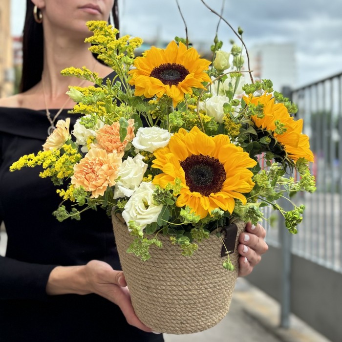 Авторская композиция Желтые брызги с подсолнухами в кашпо