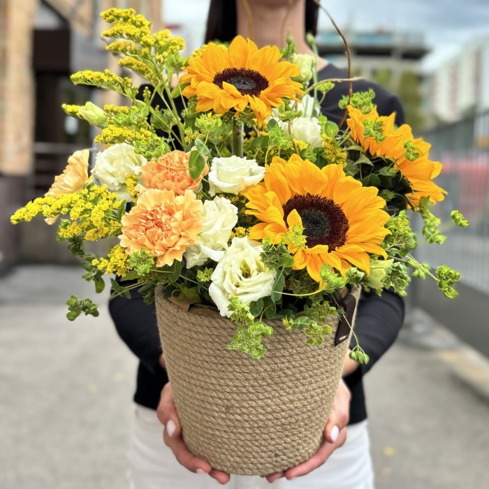 Авторская композиция Желтые брызги с подсолнухами в кашпо