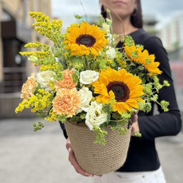 Авторская композиция Желтые брызги с подсолнухами в кашпо