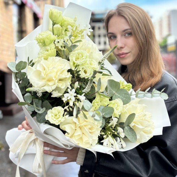 Авторский букет Белоснежный сад с розами и эустомой
