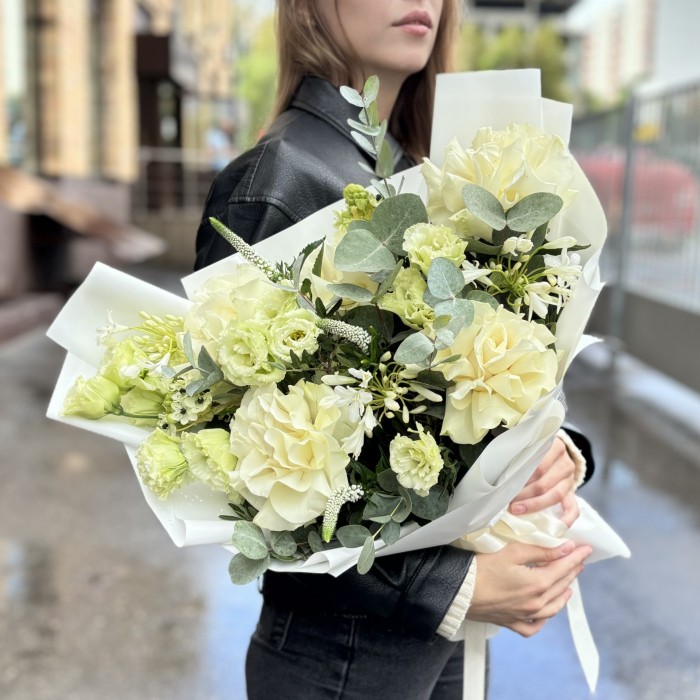 Авторский букет Белоснежный сад с розами и эустомой