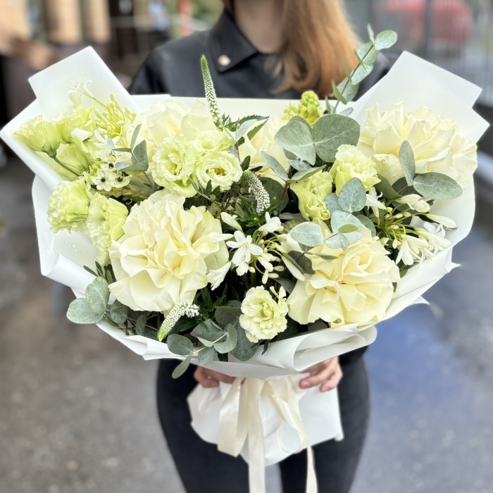 Авторский букет Белоснежный сад с розами и эустомой