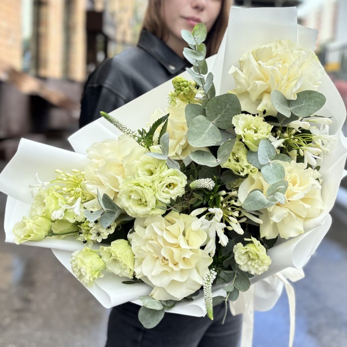 Авторский букет Белоснежный сад с розами и эустомой