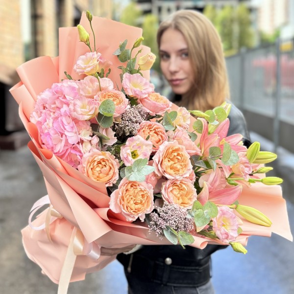 Авторский букет Нежный сонет с лилиями и пионовидными розами