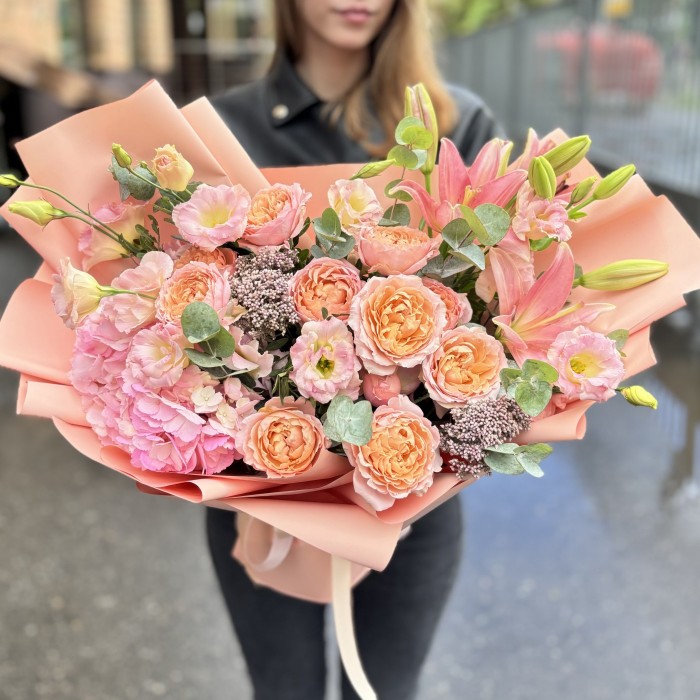 Авторский букет Нежный сонет с лилиями и пионовидными розами