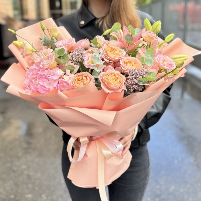 Авторский букет Нежный сонет с лилиями и пионовидными розами