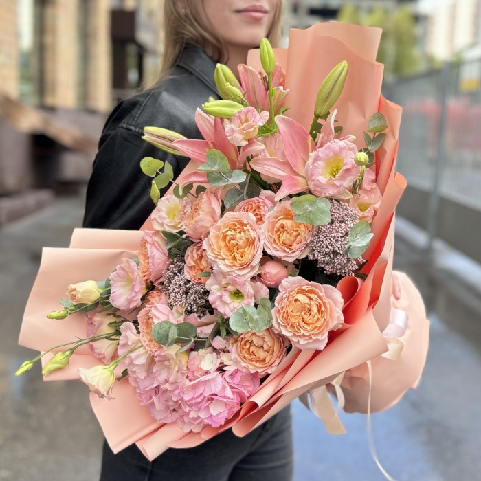 Авторский букет Нежный сонет с лилиями и пионовидными розами