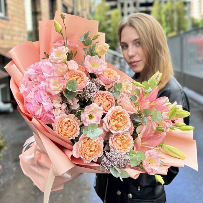 Авторский букет Нежный сонет с лилиями и пионовидными розами