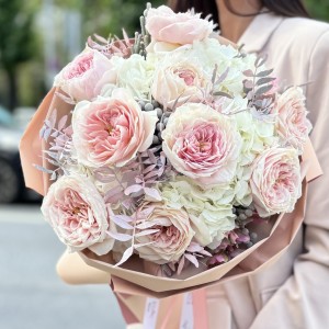 Авторский букет Облако нежности с пионовидными розами