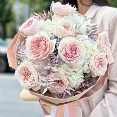 Авторский букет Облако нежности с пионовидными розами