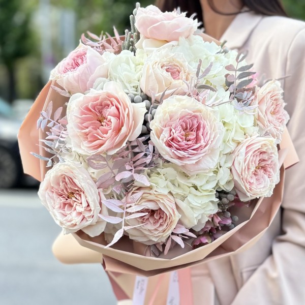 Авторский букет Облако нежности с пионовидными розами