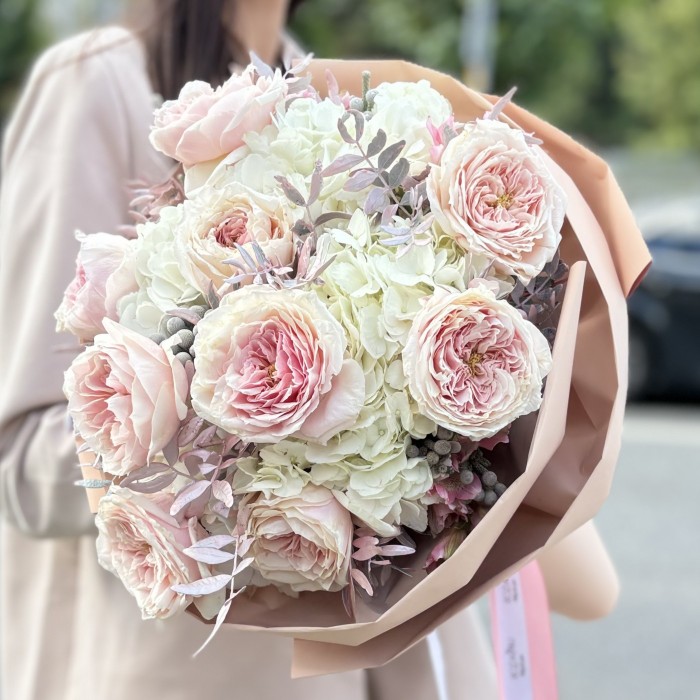 Авторский букет Облако нежности с пионовидными розами