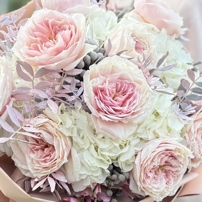 Авторский букет Облако нежности с пионовидными розами