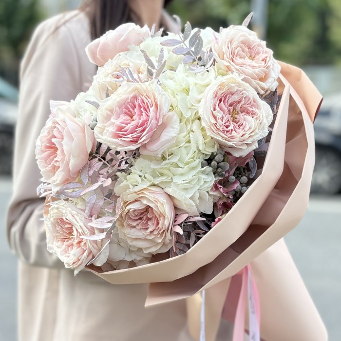 Авторский букет Облако нежности с пионовидными розами