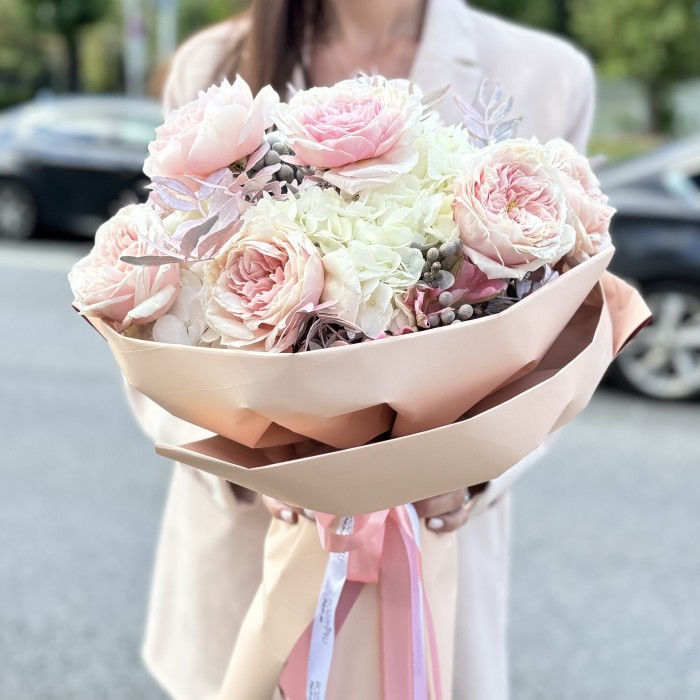 Авторский букет Облако нежности с пионовидными розами