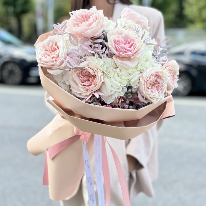 Авторский букет Облако нежности с пионовидными розами