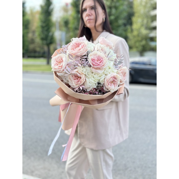 Авторский букет Облако нежности с пионовидными розами