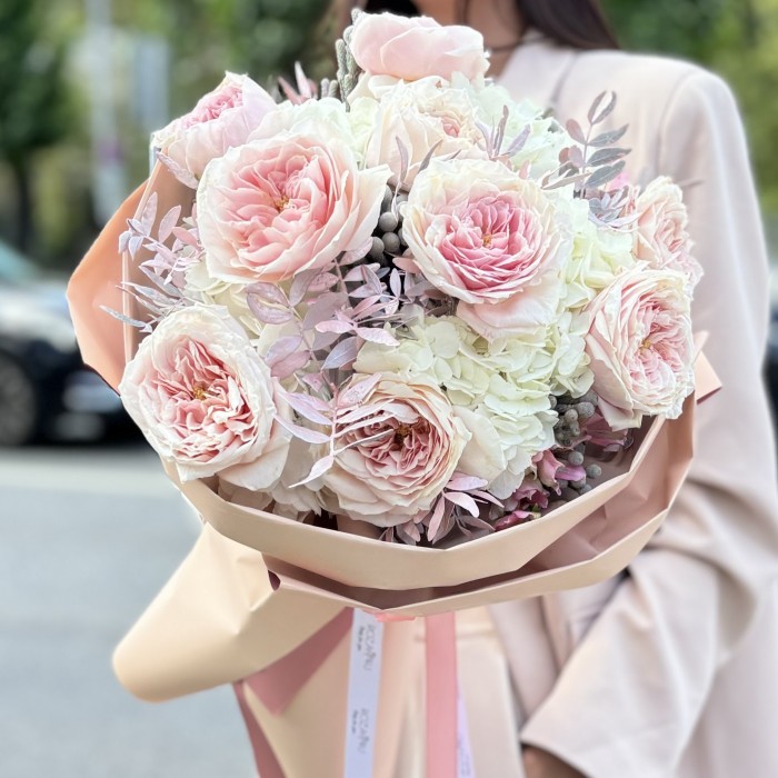 Авторский букет Облако нежности с пионовидными розами