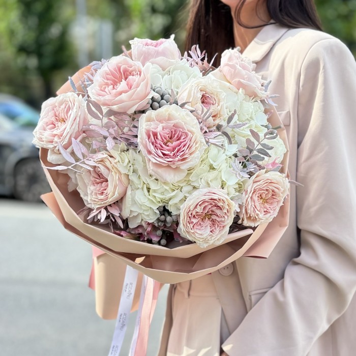 Авторский букет Облако нежности с пионовидными розами