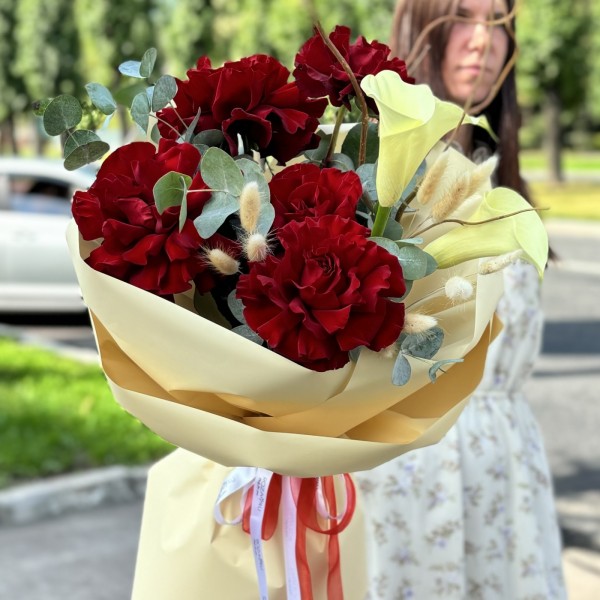 Авторский букет с французскими розами и каллами