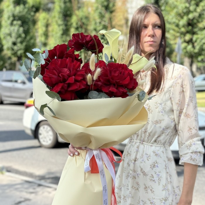 Авторский букет с французскими розами и каллами