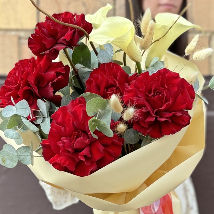 Авторский букет с французскими розами и каллами