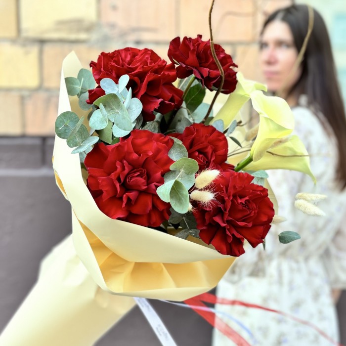 Авторский букет с французскими розами и каллами