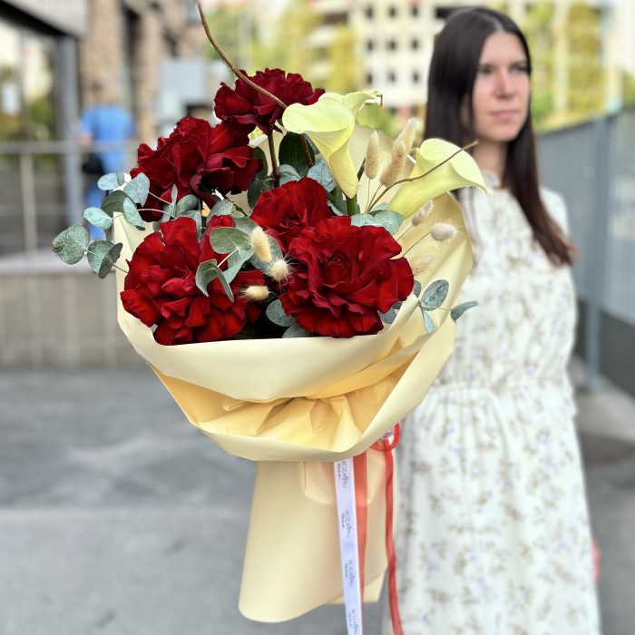 Авторский букет с французскими розами и каллами