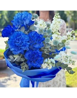Авторский букет с пышными синими розами и маттиолой
