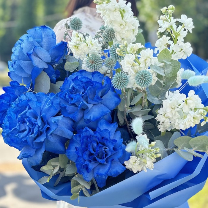 Авторский букет с пышными синими розами и маттиолой