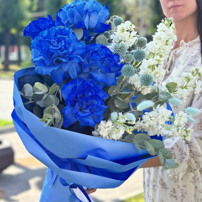 Авторский букет с пышными синими розами и маттиолой